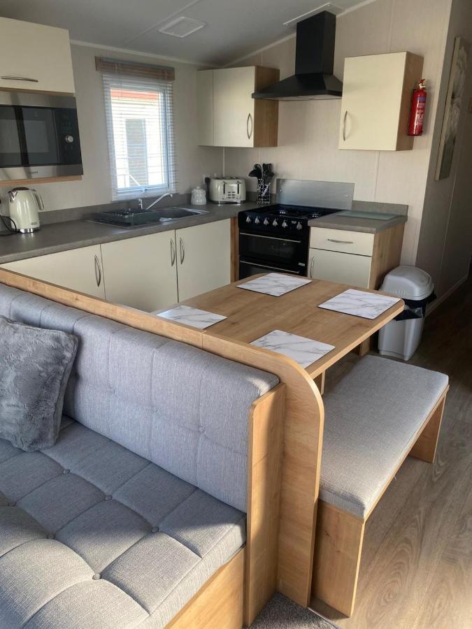 Modern 3 Bedroom Caravan Near The Beach 월턴 온 더 네이즈 외부 사진