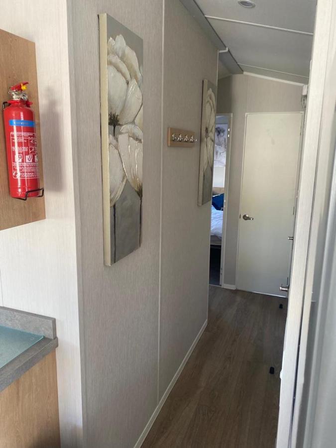 Modern 3 Bedroom Caravan Near The Beach 월턴 온 더 네이즈 외부 사진